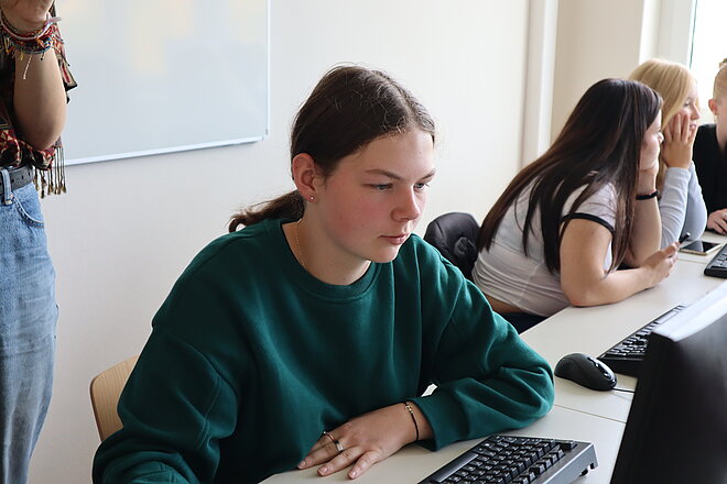 Ein Mädchen, dass etwas auf einem Computer macht